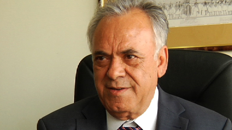 Επιμένει για παράλληλο τραπεζικό σύστημα Επιμένει για παράλληλο τραπεζικό σύστημα