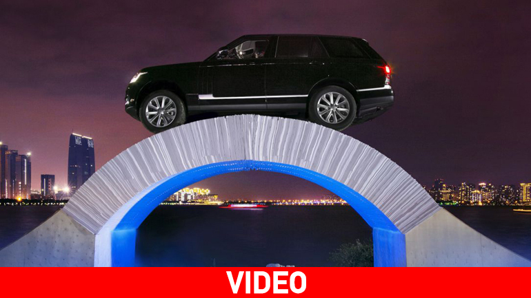 SUV 2,5 τόνων περνά από χάρτινη γέφυρα
