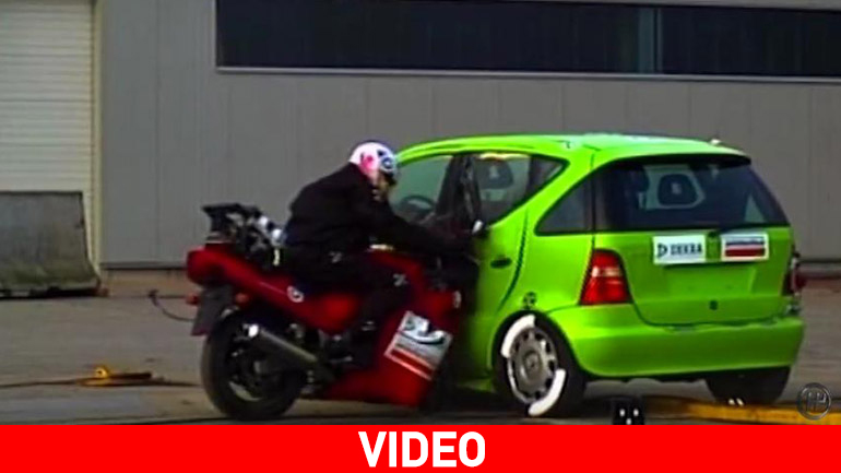 Τρομακτικό crash test οχήματος με μοτοσικλέτα