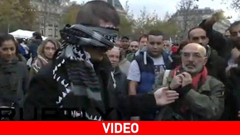 Παρίσι: Μουσουλμάνος ζητεί αγκαλιά εμπιστοσύνης από τους περαστικούς