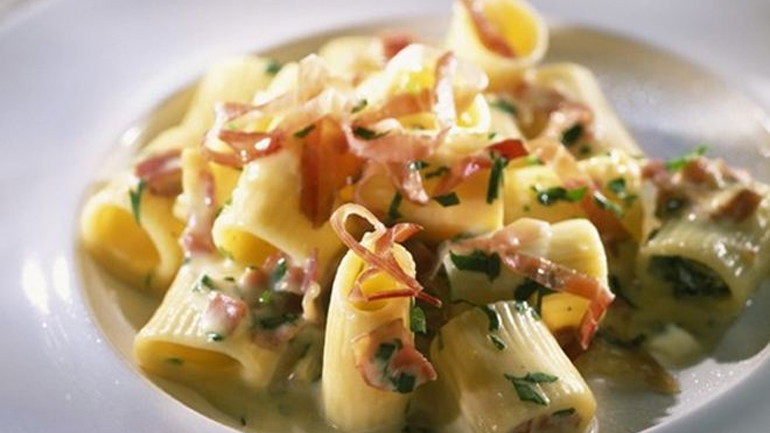 Πένες καρμπονάρα με γιαούρτι