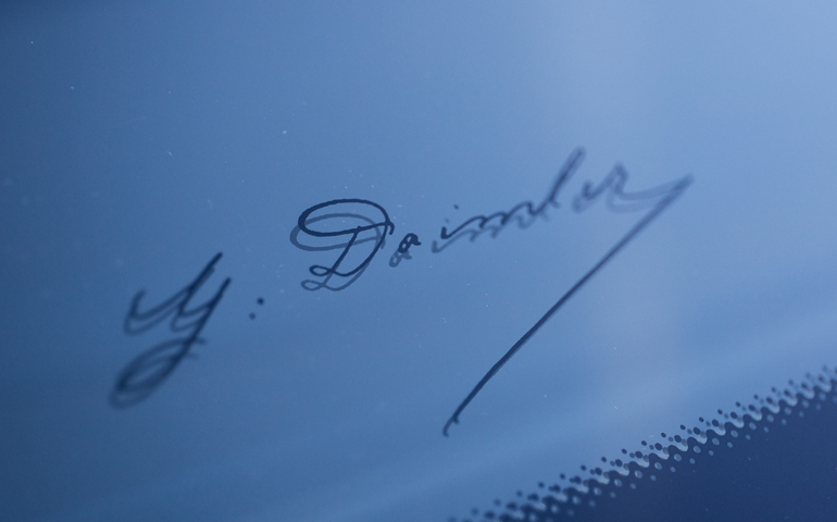 Πάνω στο κρύσταλλο του παρμπρίζ υπάρχει η υπογραφή της Daimler