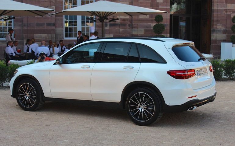 Απ΄όπου και αν περνάει μαγνητίζει τα βλέμματα