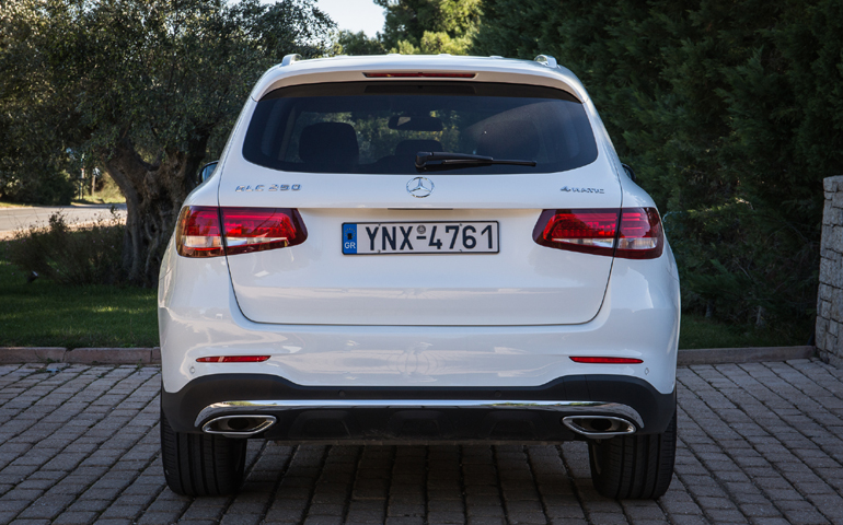 Κομψό και όμορφο το πίσω τμήμα με τις διπλές απολήξεις της εξάτμισης