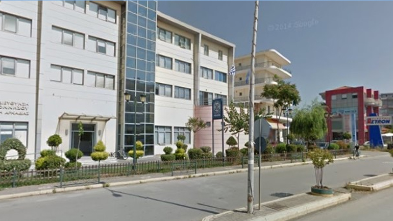 Σκηνές «Φαρ Ουέστ» έξω από το Αστυνομικό Τμήμα Τριπόλεως