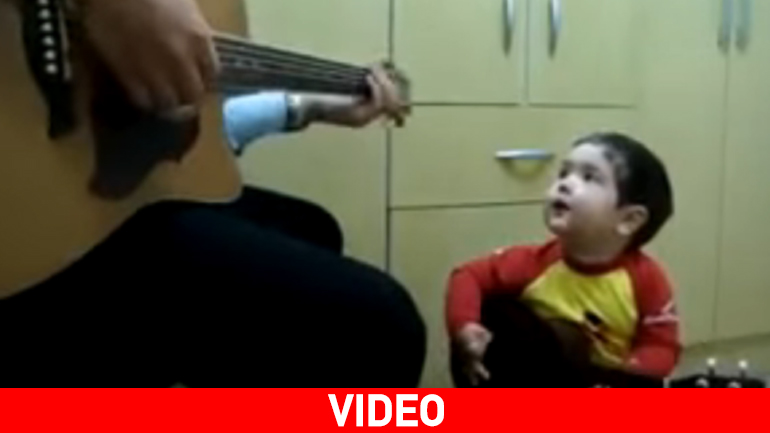 Απίστευτος μπόμπιρας τραγουδάει το «Don’t Let Me Down»