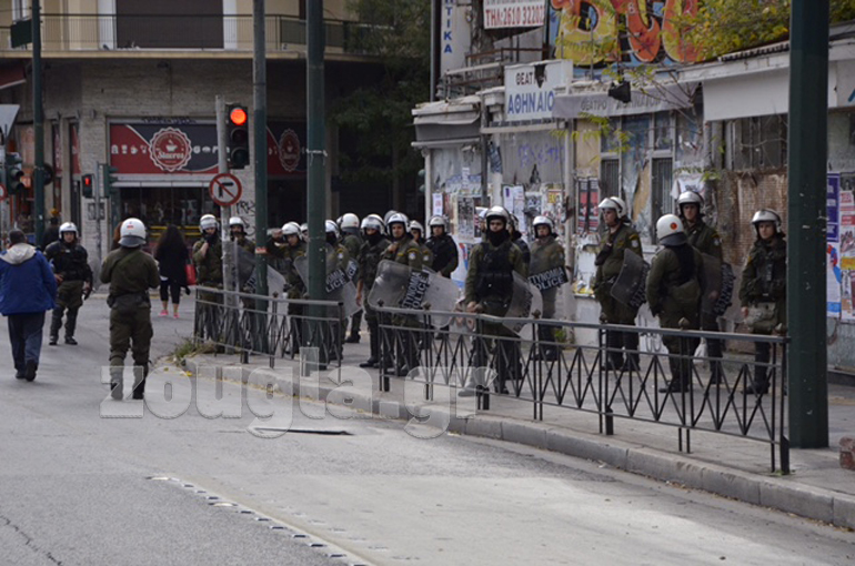Αστυνομικές δυνάμεις συνοδεύουν τους διαδηλωτές
