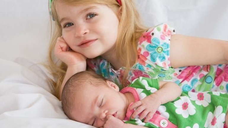 Οδηγίες για αδελφική… αγάπη!