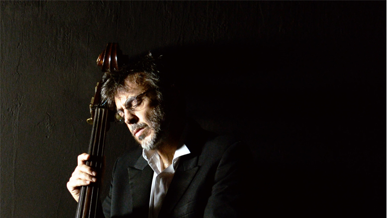 «Το κοντραμπάσο»,του Πάτρικ Ζίσκιντ στο θέατρο «Ιλίσια-Βολανάκης»