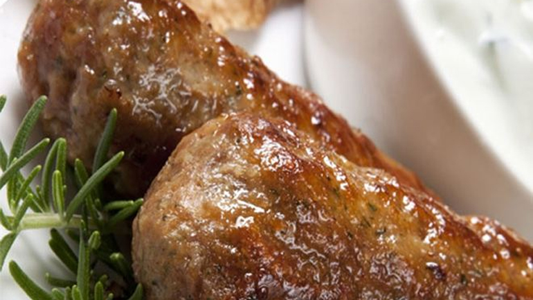 Κεφτέδες κασμίρ με αμύγδαλα και γιαούρτι