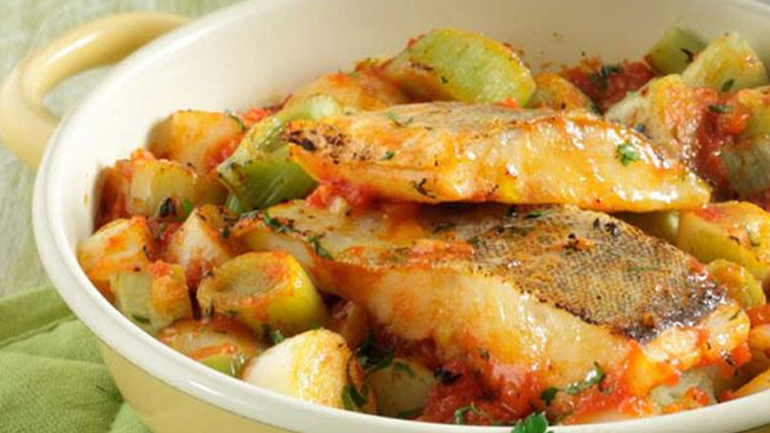 Ψάρι πλακί στο φούρνο με πράσα