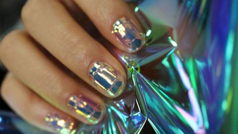 Τα glassnails είναι το νέο trend στα νύχια που κάνει θραύση