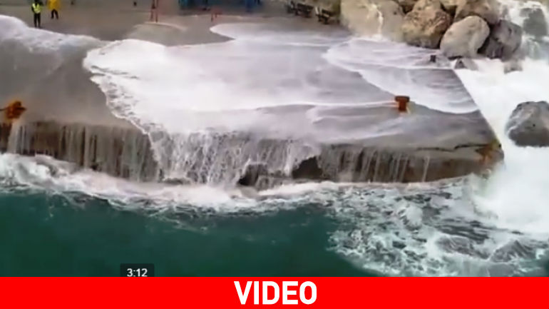 Κυκλάδες: Η συγκλονιστική μάχη πλοίων με τα κύματα