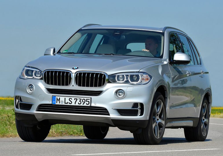 Μπορεί να έχει... όγκο αλλά από επιδόσεις, η υβριδική Χ5, δεν έχει να ζηλέψει και πολλά από ένα σπορ αυτοκίνητο 