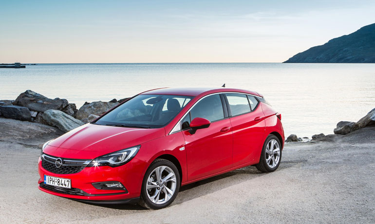 Αυτό είναι το νέο Opel Astra το οποίο όπως μπορείτε να παρατηρήσετε έχει διατηρήσει τις κλασικές σχεδιαστικές του γραμμές...