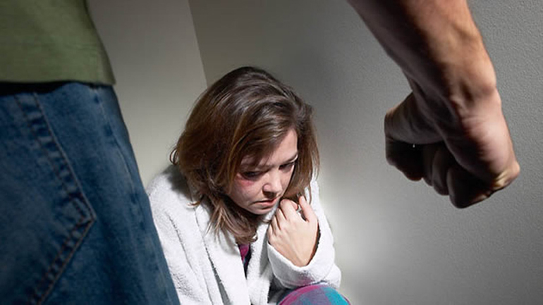 Δωρεάν επισκέψεις στα ιατροδικαστικά ιατρεία για κακοποιημένες γυναίκες