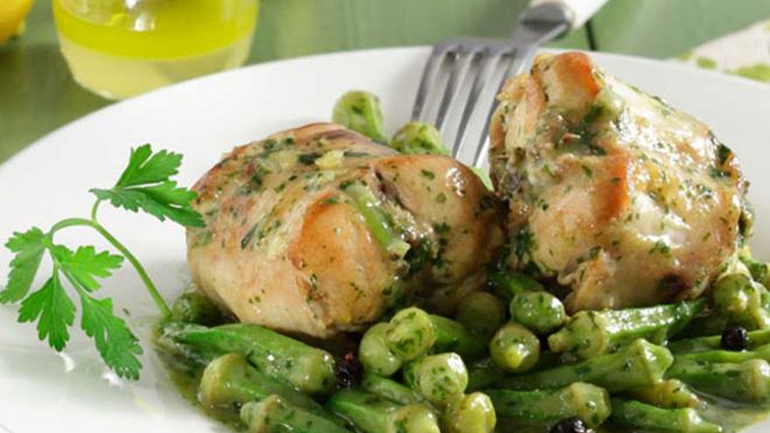 Μπάμιες με κουνέλι σε σάλτσα κρασιού