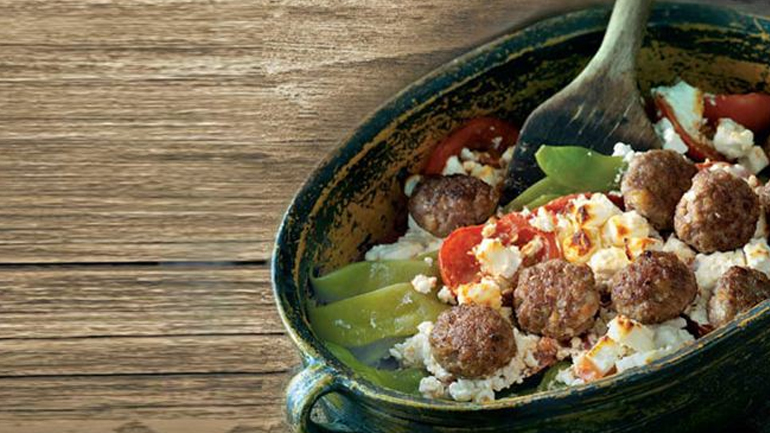 Φασολάκια με κεφτεδάκια στη γάστρα με από όλα