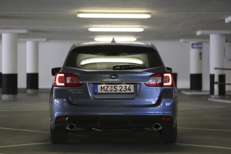 Δύο απολήξεις εξάτμισης στο πίσω μέρος...