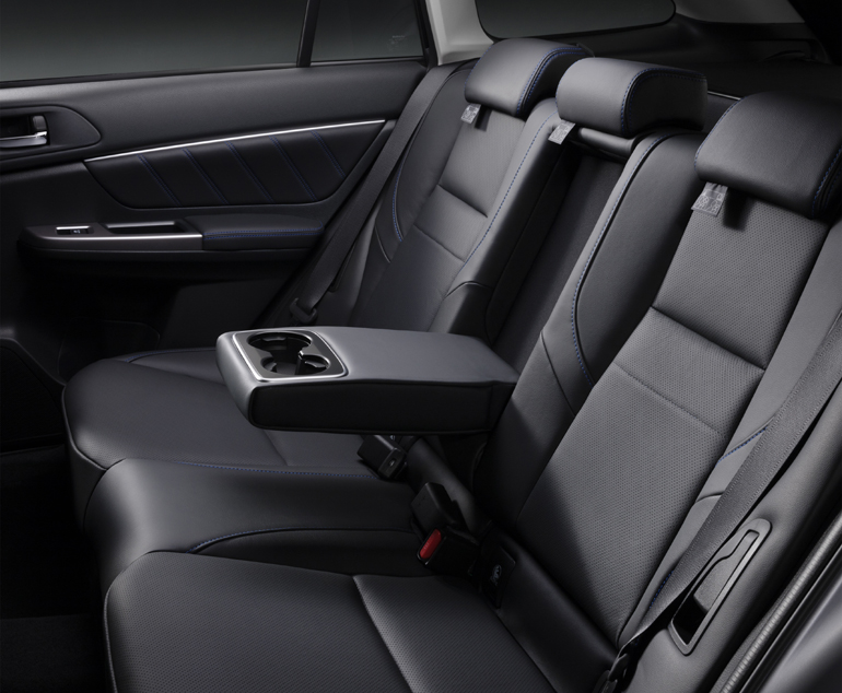 'Μπράτσο' στα πίσω καθίσματα...