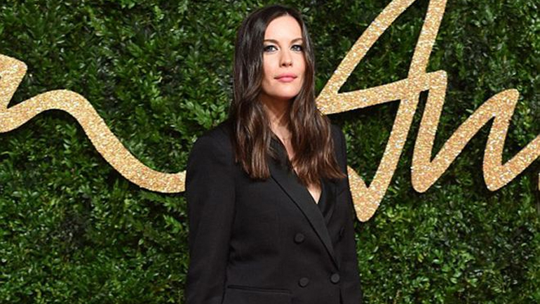 Το ανδρόγυνο look της Liv Tyler που έκανε τη διαφορά στα British Fashion Awards