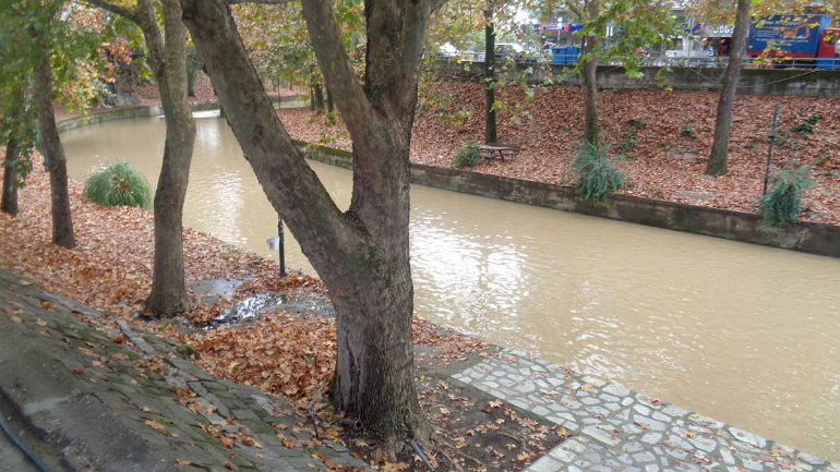 Τρίκαλα: «Απαγορευμένες» οι βόλτες στον Ληθαίο ποταμό