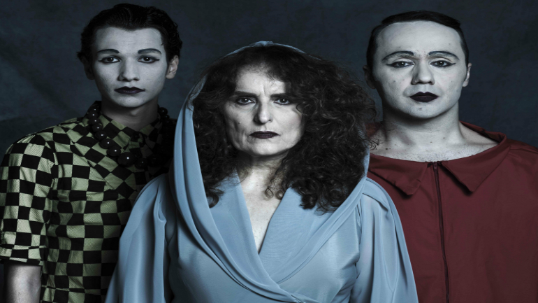 Καρφίτσες στα γόνατα