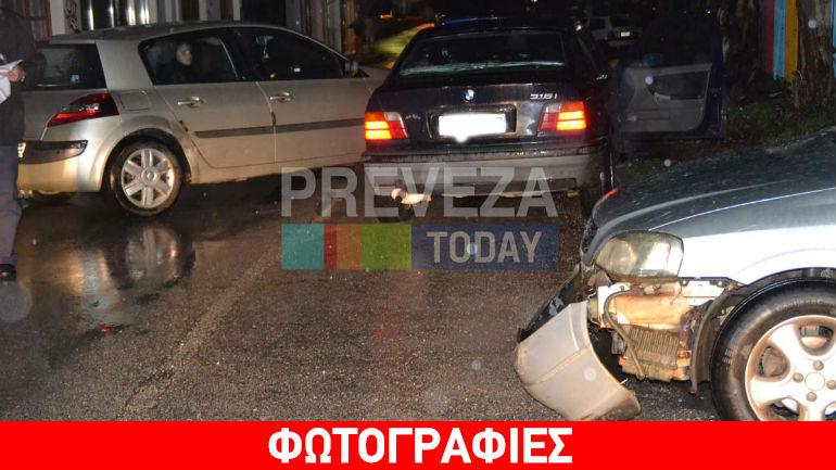 Πρέβεζα: Μετά τη σύγκρουση πήρε… σβάρνα τα παρκαρισμένα