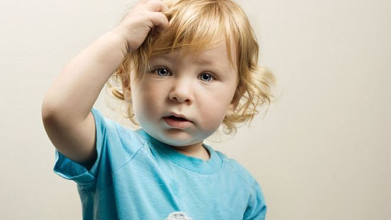 Όταν το παιδί παίζει με τα μαλλιά του