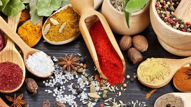 Μπαχαρικά που βοηθούν στο αδυνάτισμα