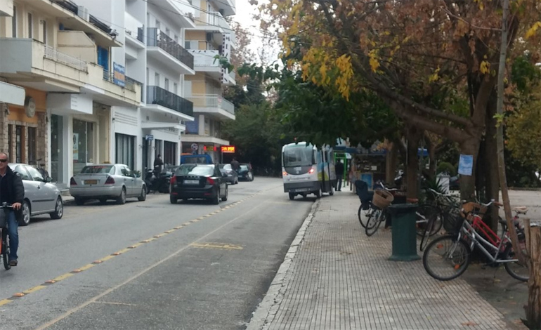 Ατύχημα είχε το αυτόνομο λεωφορείο που κυκλοφορεί στην πόλη των Τρικάλων...