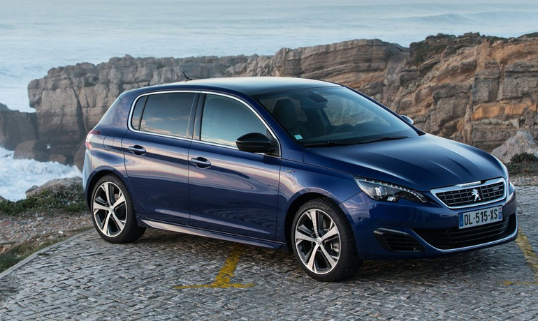 Μοντέρνα εμφάνιση με καθαρές γραμμές και διακριτικά σπορ στοιχεία