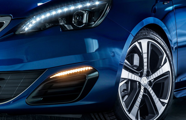 Εντυπωσιακά LED φώτα και ζάντες 18 ιντσών