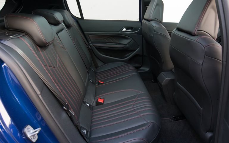 Στα πίσω καθίσματα φιλοξενούνται με άνεση δύο ενήλικες 