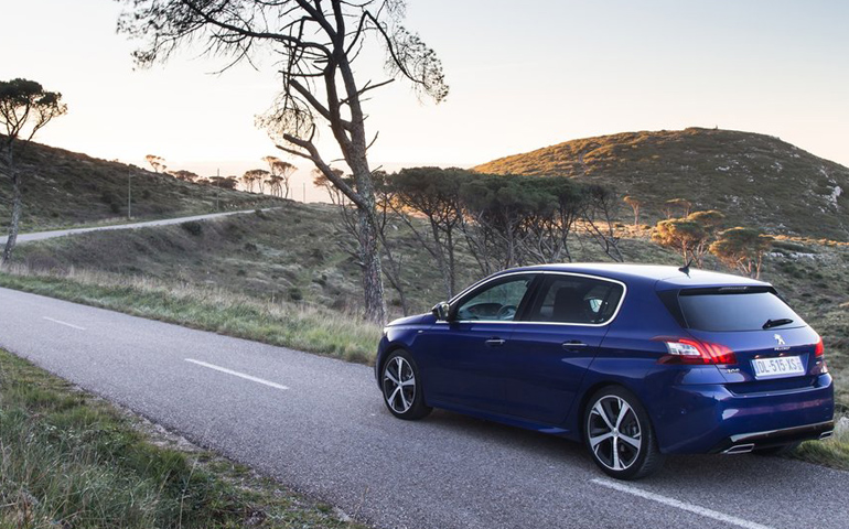 Προσφέρεται με 4 χρόνια εγγύηση, δωρεάν service και οδική βοήθεια