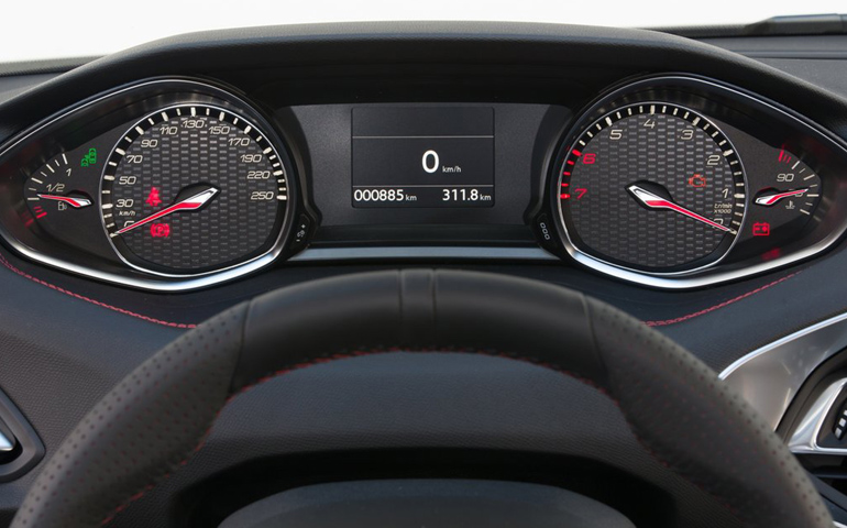 Σπορτίφ και ευανάγνωστος ο πίνακας οργάνων