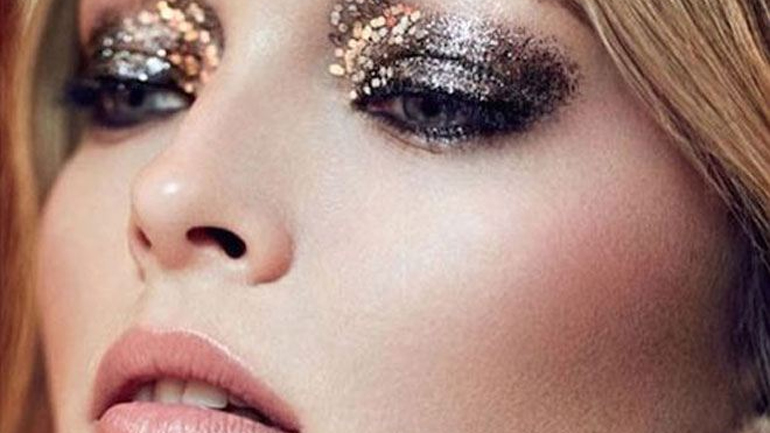Metallic eyes: Tο μακιγιάζ που θα είναι hot τα εφετινά Χριστούγεννα