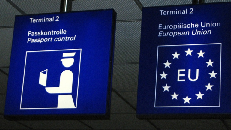 Financial Times: H E.E. θα απειλήσει την Ελλάδα με αποκλεισμό από τη Σένγκεν