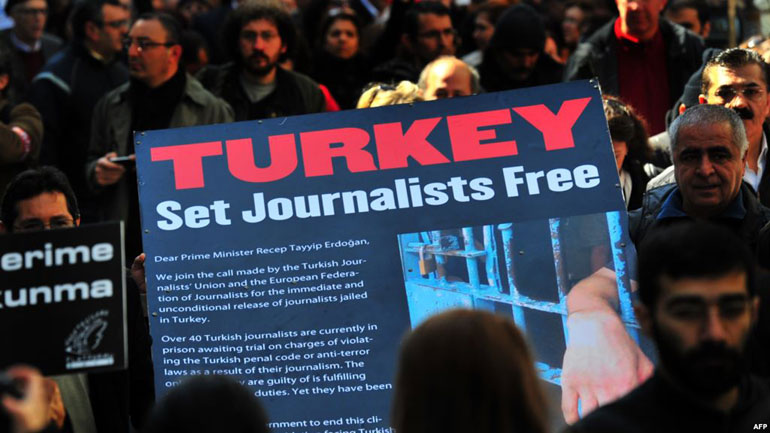 Διαδήλωση για τη φυλάκιση δημοσιογράφων που αποκάλυψαν τη συμμετοχή της Τουρκίας στον συριακό εμφύλιο