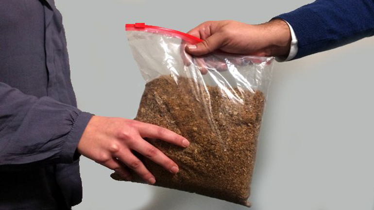 Συνελήφθησαν συνταξιούχος αστυνομικός και δημοτικός υπάλληλος για λαθρεμπόριο καπνού