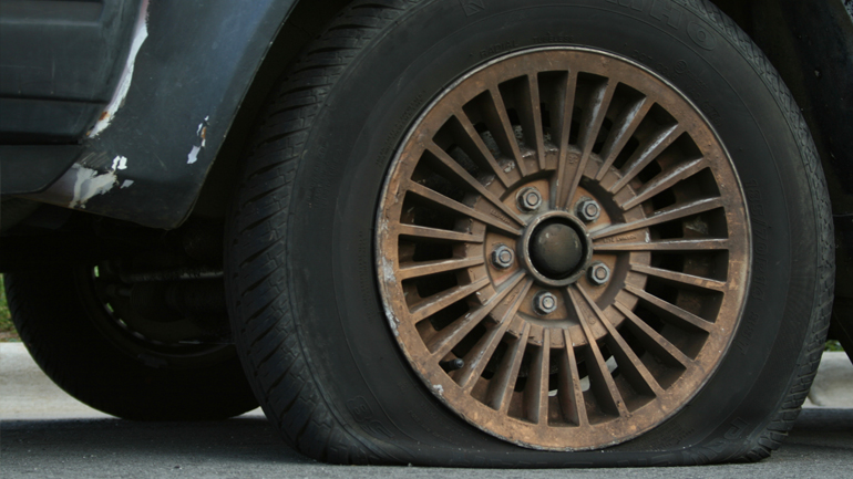 Μεσολόγγι: Ανήλικος έσκιζε με σουγιά τα λάστιχα αυτοκινήτων