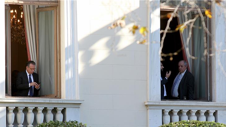 Με ένταση ξεκίνησε η σύσκεψη στο Προεδρικό Μέγαρο