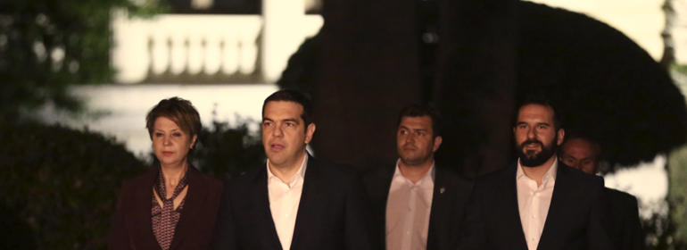 O Tσίπρας εξέρχεται από το Μεγάρο Μαξίμου