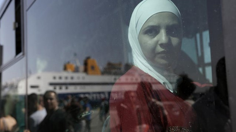 Σχεδόν 2000 πρόσφυγες αποβιβάστηκαν το πρωί στο λιμάνι του Πειραιά