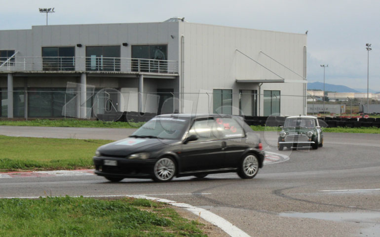 Από Peugeot μέχρι Mini Cooper παλαιάς γενιάς βλέπεις σε εκδηλώσεις Open Track Day... Σε κάθε περίπτωση οι οδηγοί τους θέλουν να αισθάνονται ασφαλείς... 