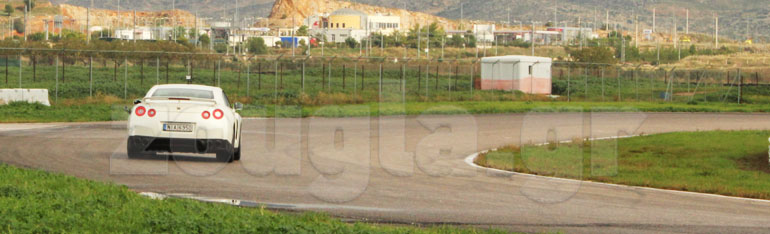 Το Nissan GT-R είναι ένα εντυπωσιακό σπορ αυτοκίνητο με περισσότερα από 500 άλογα. Δεν υπάρχει περίπτωση να μην δεις σε πίστα ένα τέτοιο και φυσικά να μην το θαυμάσεις... Η γρήγορη βόλτα του συγκεκριμένου διεκόπη από το ατύχημα..