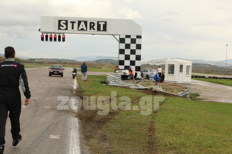 Το ατύχημα έχει συμβεί στο σημείο που δίνεται η εκκίνηση και άνθρωποι της οργάνωσης τρέχουν να δουν τι έχει συμβεί και φυσικά να βοηθήσουν...