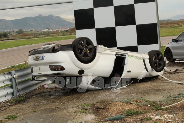 Κρίμα διότι ο οδηγός μέχρι τη στιγμή του ατυχήματος δεν πήγαινε γρήγορα και προσπαθούσε γύρο με το γύρο να γίνει καλύτερος. Δυστυχώς στην ευθεία της εκκίνησης και λόγω της ολισθηρότητας της πίστα λόγω βροχής, πάτησε το γκάζι, του γύρισε και ήρθε η άτυχη στιγμή. Ευτυχώς δεν υπήρξε σοβαρός τραυματισμός...