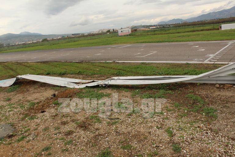 Αυτή η προστατευτική μπαριέρα μετατράπηκε σε... ράμπα με αποτέλεσμα το σπορ αυτοκίνητο που έπεσε πάνω της να κάνει άλμα και να αναποδογυρίσει...