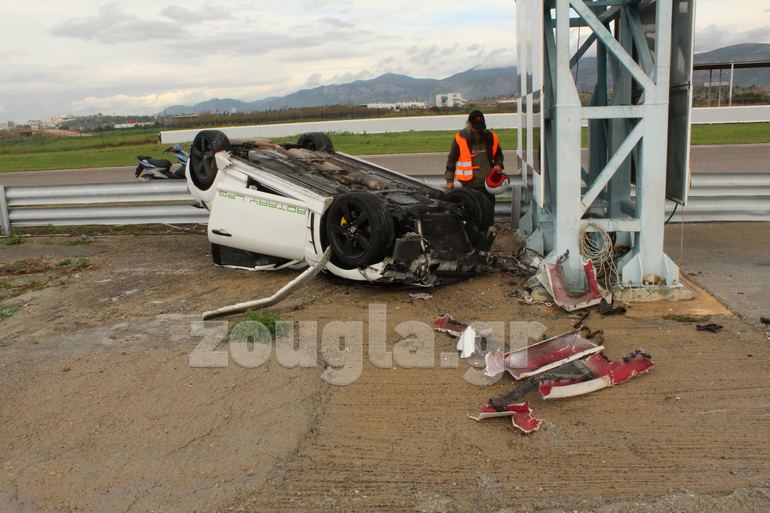 Άνθρωπος της οργάνωσης προσπαθεί να μαζέψει τα συντρίμμια...
